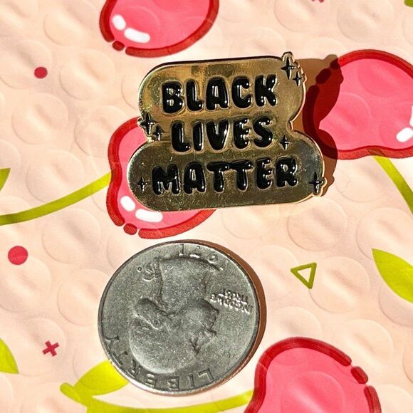 Black Lives Matter Sparkles Gold enamel pin - Picture 2 of 6